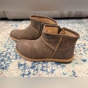 Born booties brown